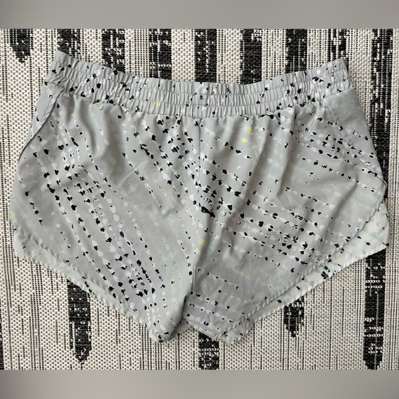 Women’s Fabletics running short size large. - Picture 4 of 4
